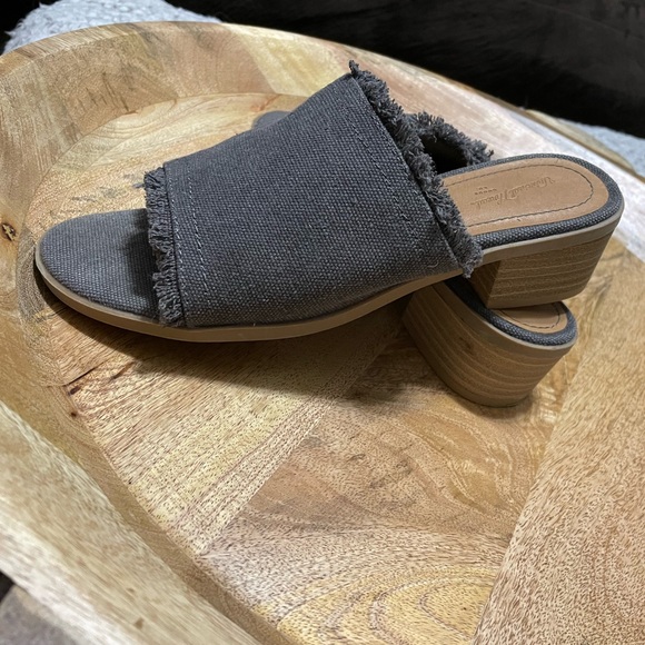 Woman’s Universal Thread Slip on Sandals with a Chunky Heel - Picture 14 of 15